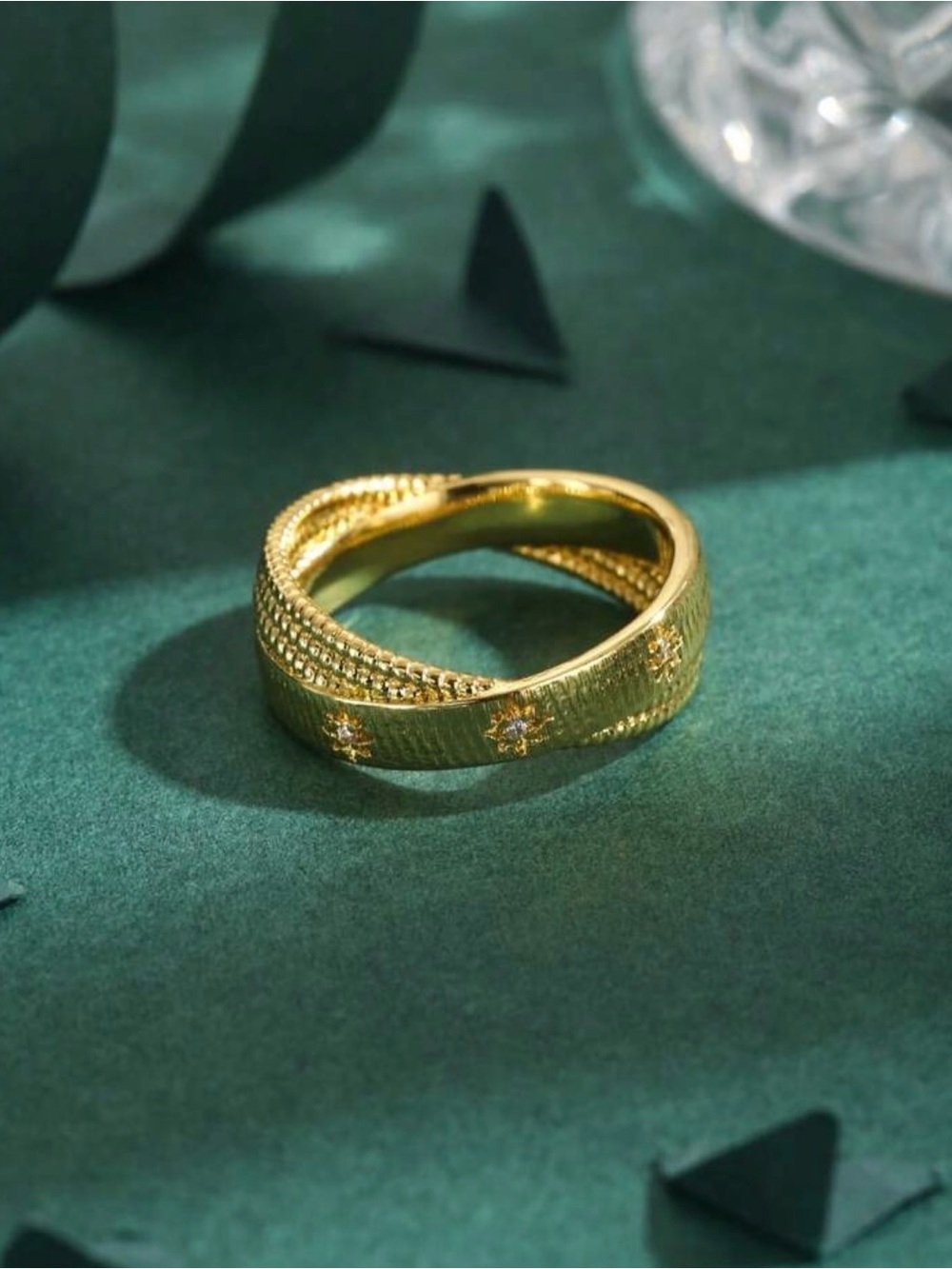 Minimalist gold statement ring - Picture 3 of 3